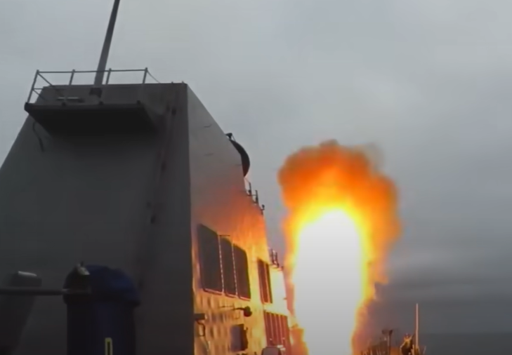 Raketiran trgovački brod u  Crvenom moru