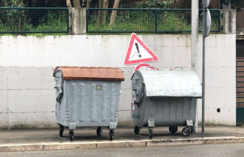 Netko je u Splitu prometne znakove bacio u smeće!