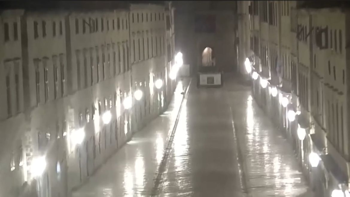 VIDEO Kamera na dubrovačkom Stradunu zabilježila trenutak potresa čiji je epicentar bio u Crnoj Gori