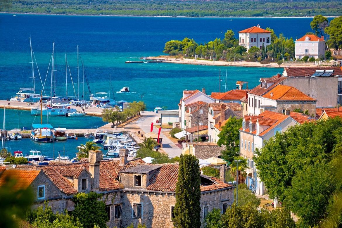 Na Zlarinu niče poslovno - turistički kompleks iza kojeg stoje Bugari