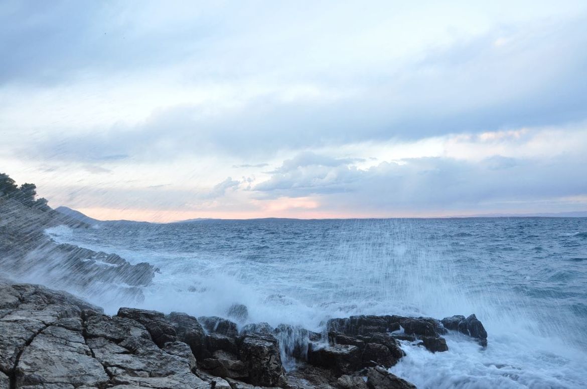 CRVENI METEOALARM POD VELEBITOM Olujna bura uz mogućnost kiše