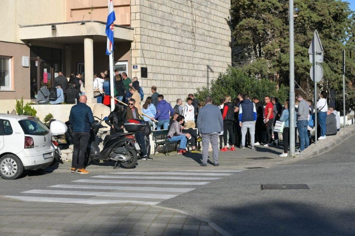 VELIKE GUŽVE PRED POLICIJSKIM POSTAJAMA Dolazi sezona a s njom i vrijeme radnih dozvola