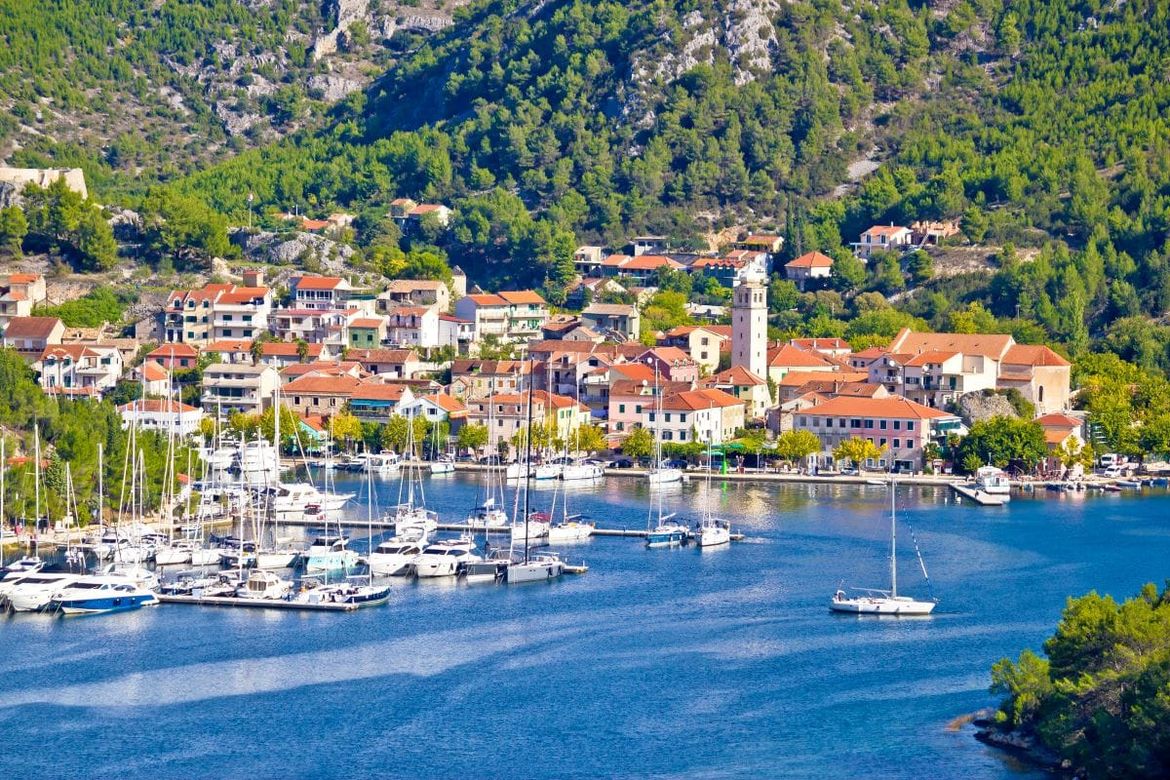 Panoramski pogled na Skradin i rijeku Krku od sada i možete pratiti i u prijenosu uživo