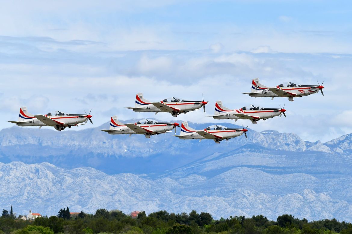 Let akrobatskih grupa „Krila Oluje“ i „Red Arrows“ iznad Zadarske županije