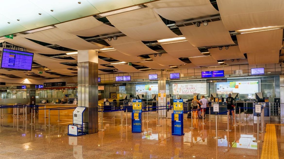 Na zadarskom aerodromu uhvaćena dva mlađa Rusa s krivotvorenim vizama