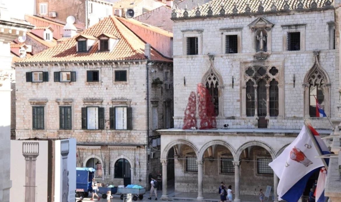 Otvorena izložba "Snoviti Grad" u atriju palače Sponza