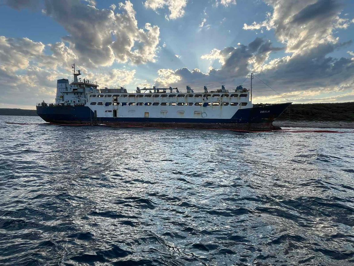 Obećali ga odsukati za 30 dana, pa ništa: "Brod nitko ne obilazi, gorivo je još unutra, raspast će se!"