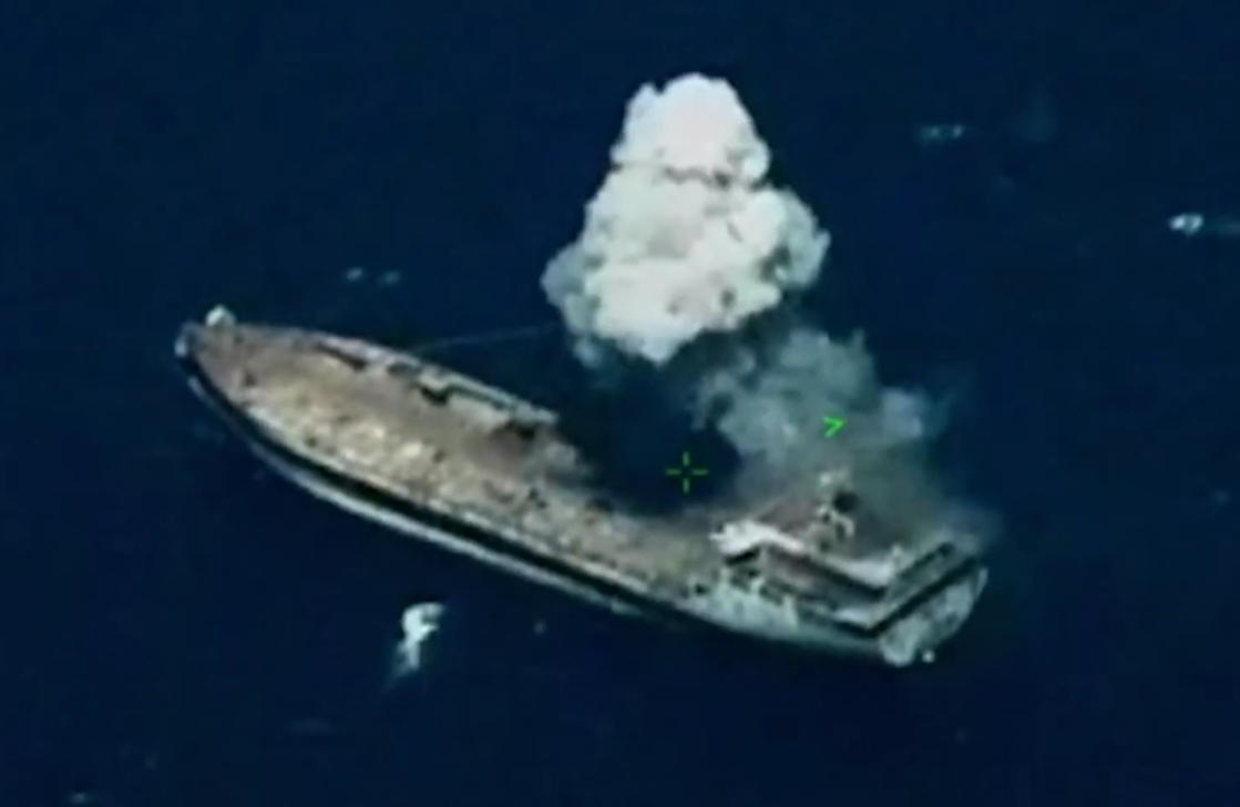 VIDEO Amerikanci i Filipinci izbombardirali tanker prilikom vježbe u Južnom kineskom moru!