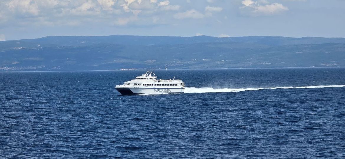 OTOČANI OGORČENI: "Neka nam netko objasni pljačkaško poskupljenje prijevoza katamaranima!"