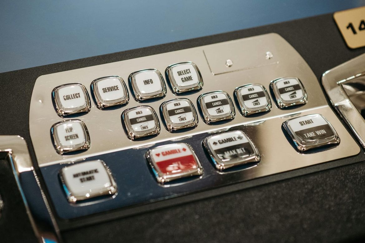 PROVALILI SISTEM Radnica automat kluba u Splitu i muškarac namjestili aparate -uzeli 44 tisuće eura!