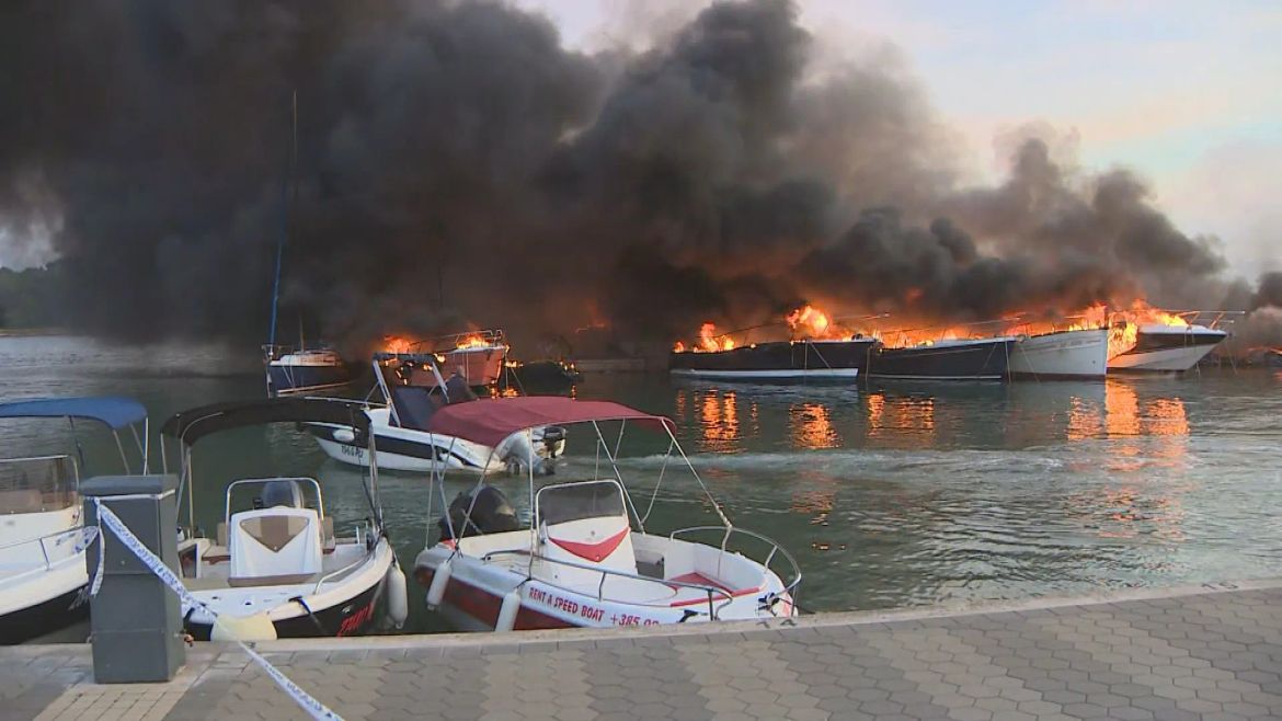 VELIKI POŽAR U MARINI MEDULIN Izgorjele najmanje 22 brodice