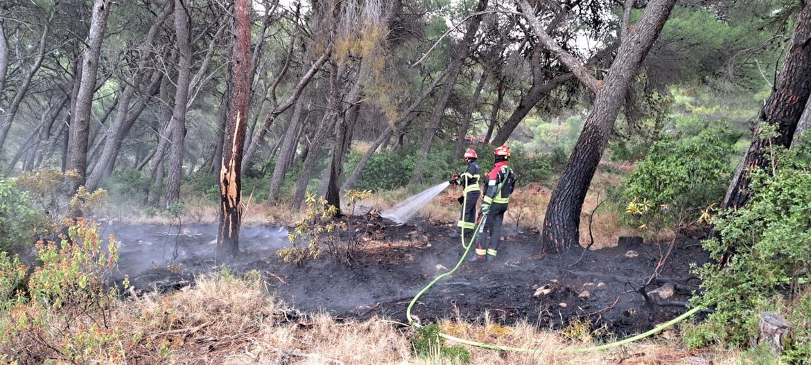 POŽAR NA BRAČU Planulo u uvali kod Postira