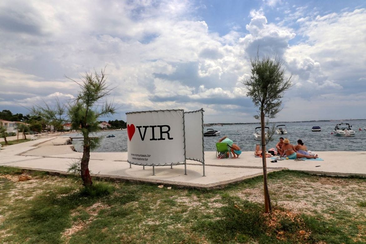 Na Viru obnovljene plaže, svlačionice, klupe, a postavljena je i morska ograda