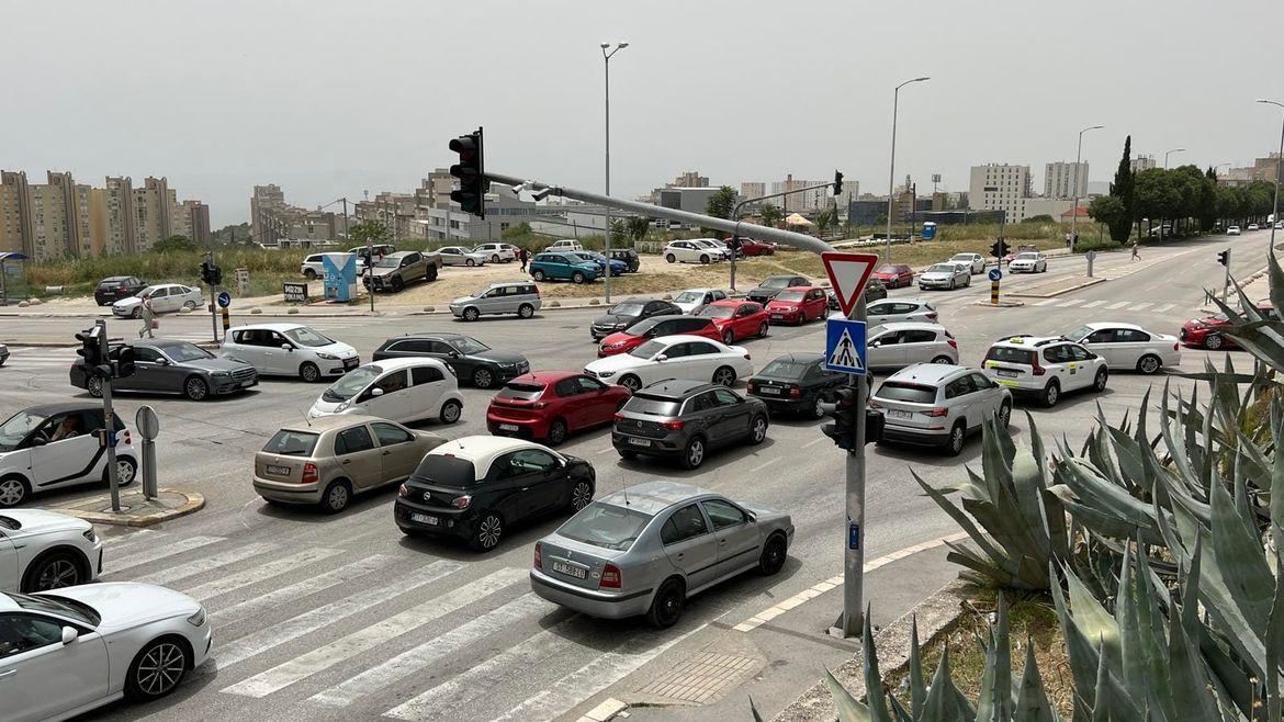 PROMETNI KOLAPS U SPLITU Gradom odjekuju sirene hitnih službi, zbog nestanka struje ne rade semafori