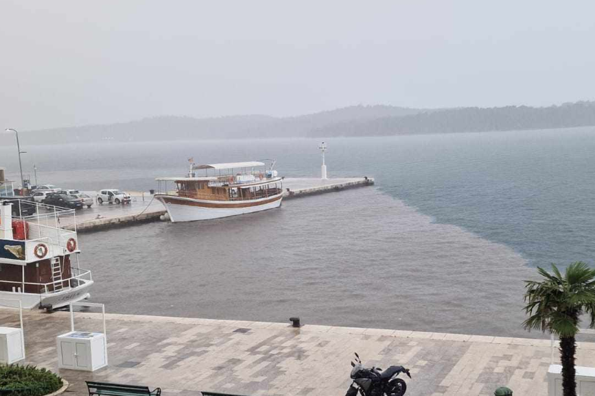 NEPODNOŠLJIVO Šibenska riva nakon obilne kiše pliva u smradu fekalija