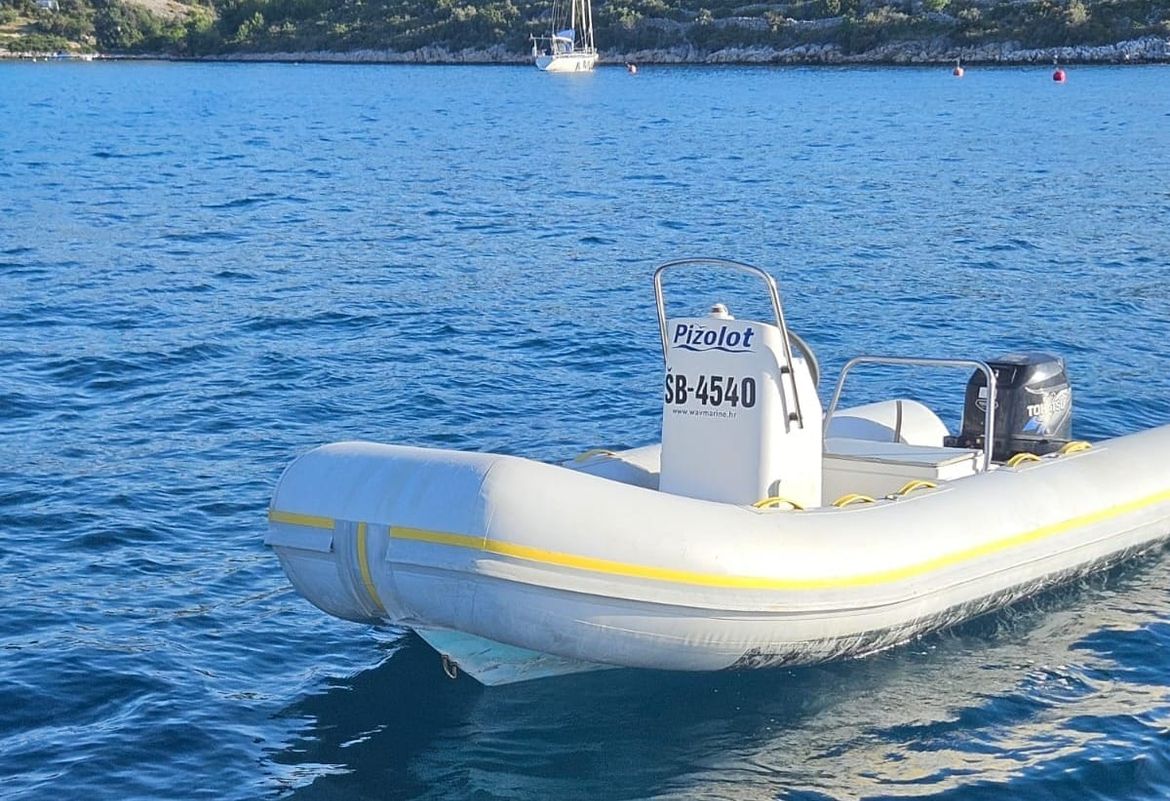 MISTERIJ PRONAĐENOG GUMENJAKA Nije u registru, a nakon pronalaska misteriozno se našao u drugoj uvali