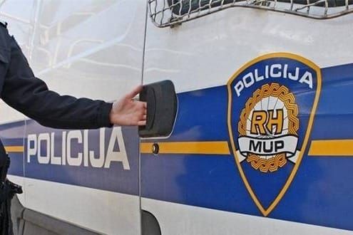 Stranac na Bačvicama pijan udarao po automobilima!