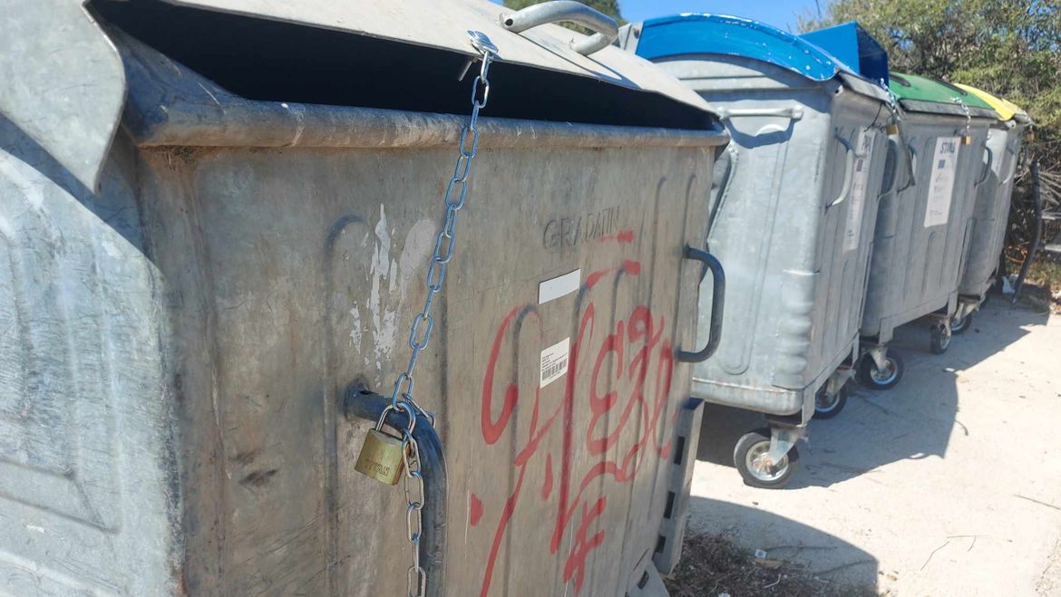 KORČULA SVE PRLJAVIJA: "Kontejneri zaključani, pa smeće leti svuda po otoku!" - Grad: "Svaki građanin dužan je imati spremnik"