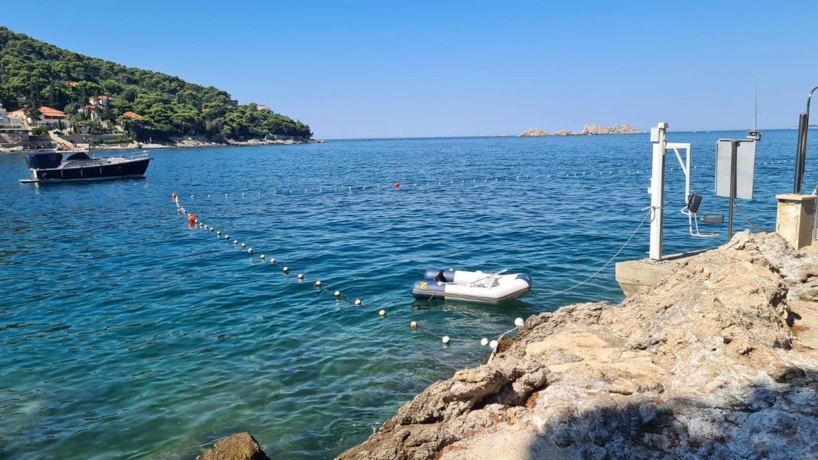 KAKO IH NIJE SRAM? Privezali mali gumenjak za lifter namijenjen osobama s invaliditetom