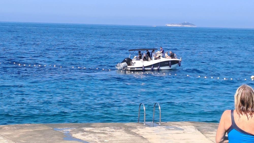 Oglasio se Valamar nakon naše objave o ilegalnom pristajanju glisera unutar kupališta: "Nemamo veze s tim i surađujemo dobro s Lučkom kapetanijom"