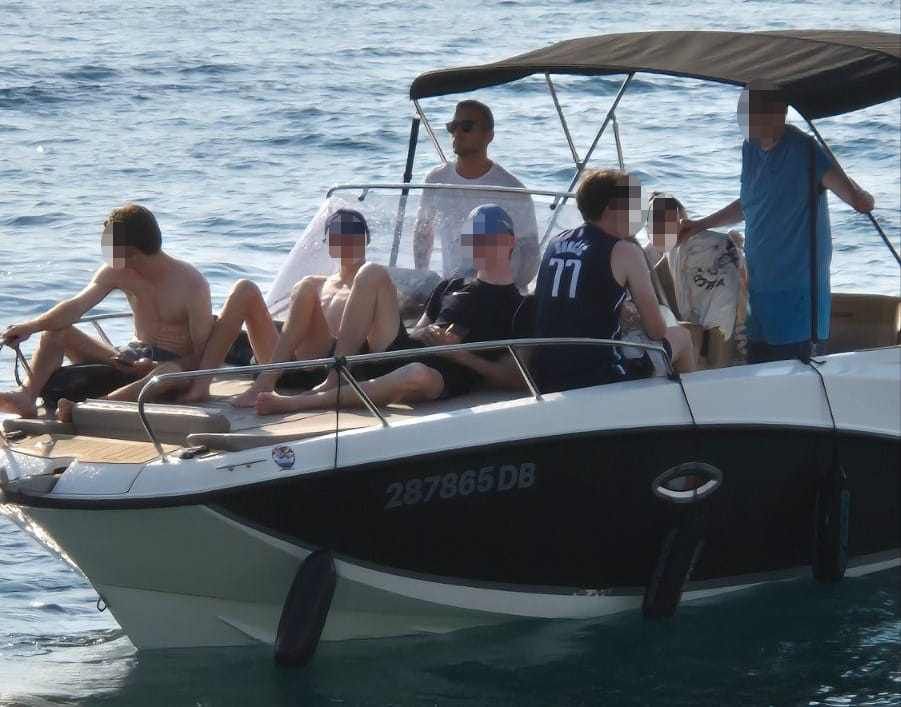 Vlasnik glisera prijavljen da ukrcaje goste unutar ograđene plaže, pa prijavitelju poručio: "Ja Nikša Perović poručujem da mi  po**ši ku**inu!"