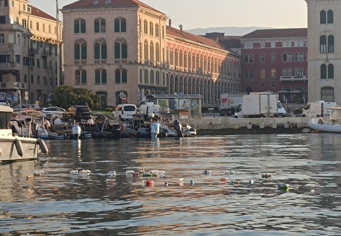 More ispred splitske rive krcato smećem: "Živimo od mora, a smeće se baca u more"