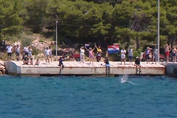 NO PASARAN Kaprijani skaču u more kada trajekt priđe blizu rive!