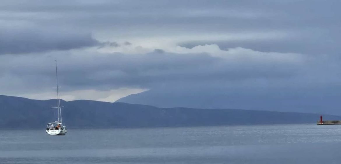 Upozorenje za nautičare na mjestimice nevere, podno Velebita bura, a u Dalmaciji vruće