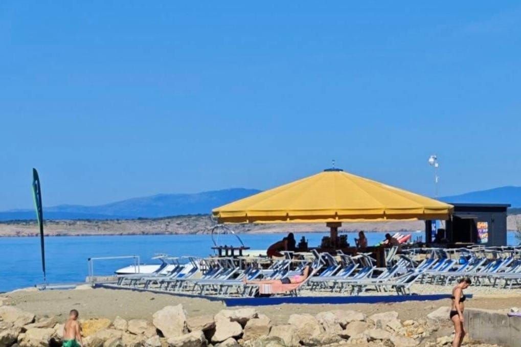 Tvrtka u Crikvenici na gradskoj plaži postavila 60 ležaljki - bez ikakve dozvole?!