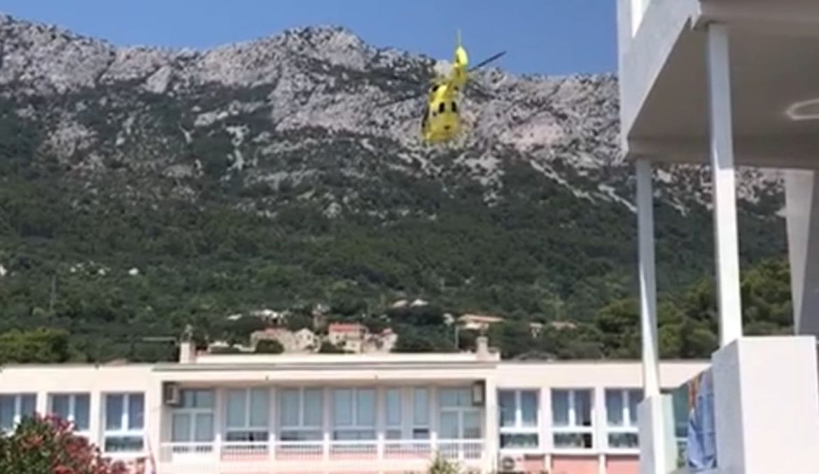 Žena se utapala u moru kod Gradca, reanimirali je kupači, preminula u helikopteru za bolnicu