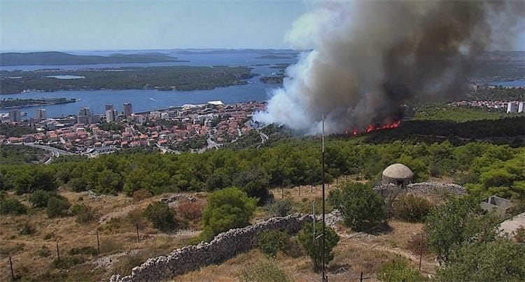 ZAUSTAVLJENA BUKTINJA U ŠIBENIKU Izgorjelo 3,5 hektara, ostaju gasiti tri zrakoplova