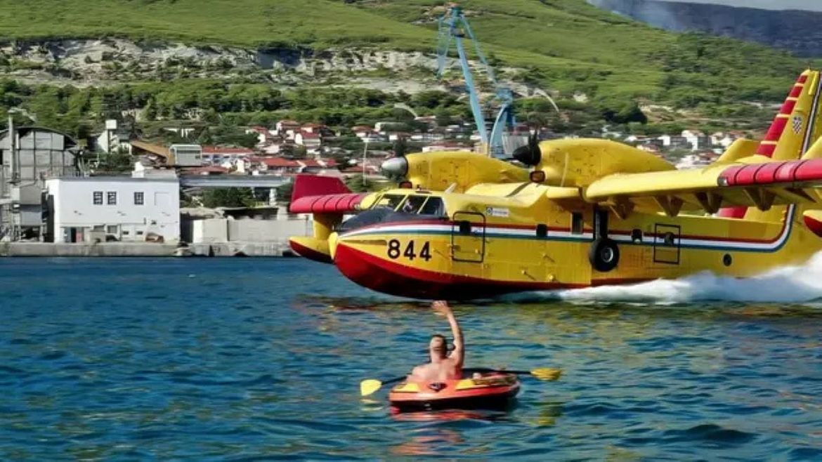 PRIZOR KOJI GOVORI SVE! Muškarac iz gumenjaka maše pilotu kanadera, ovaj uzvraća