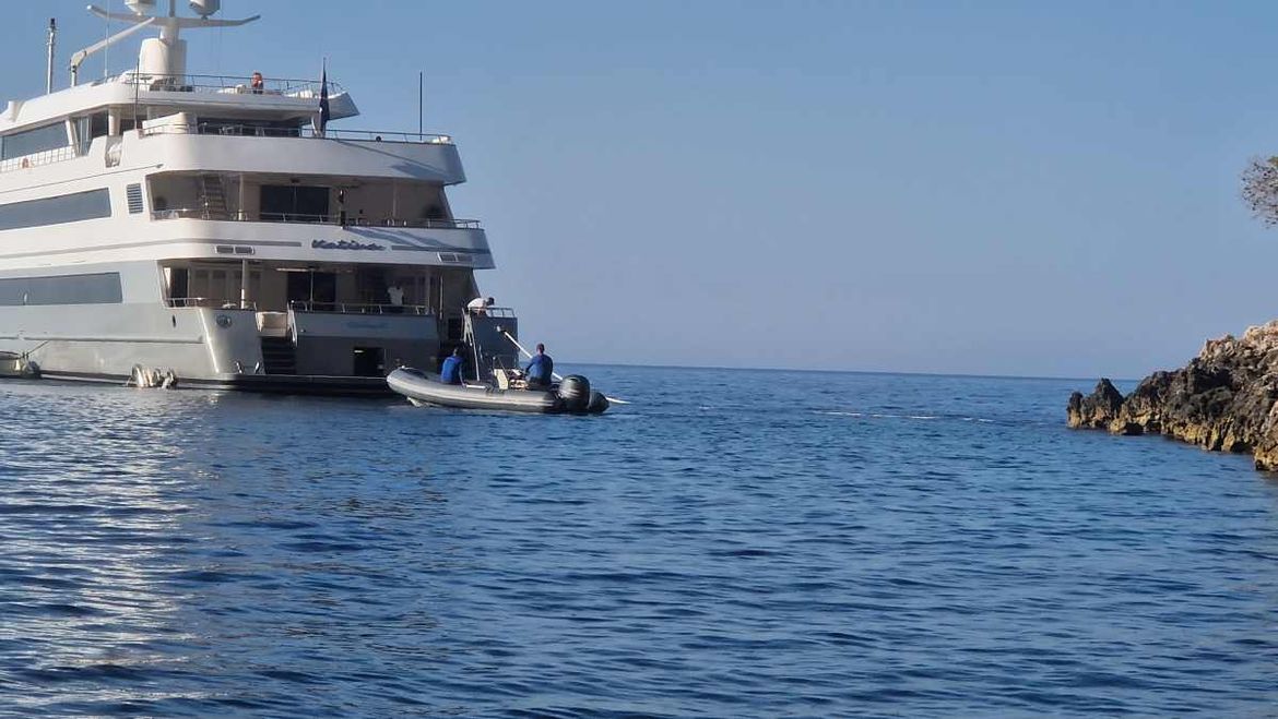 ŠTO JE SLJEDEĆE - TANKER? Privezali se lancima za stijene na Hvaru i tako uništavaju obalni pojas