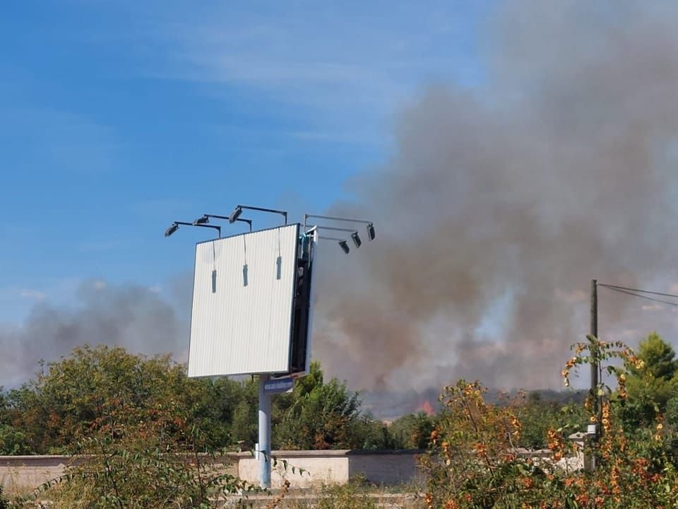Izbio požar u Vodicama, a Gori i u Mandrama na otoku Pagu!