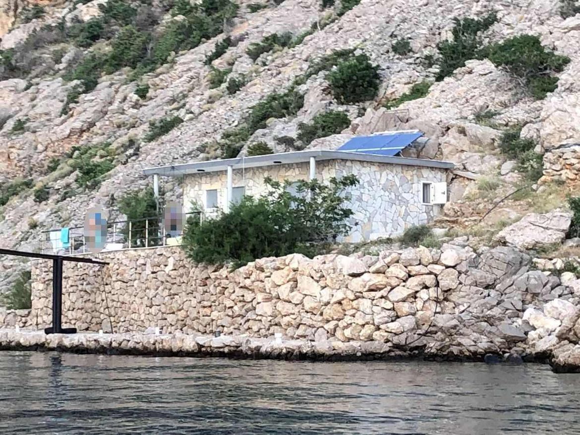 U netaknutoj uvali pod Velebitom, uz samo more nikle kućice s nagim turistima: "Netko ovdje ilegalno dobro zarađuje"
