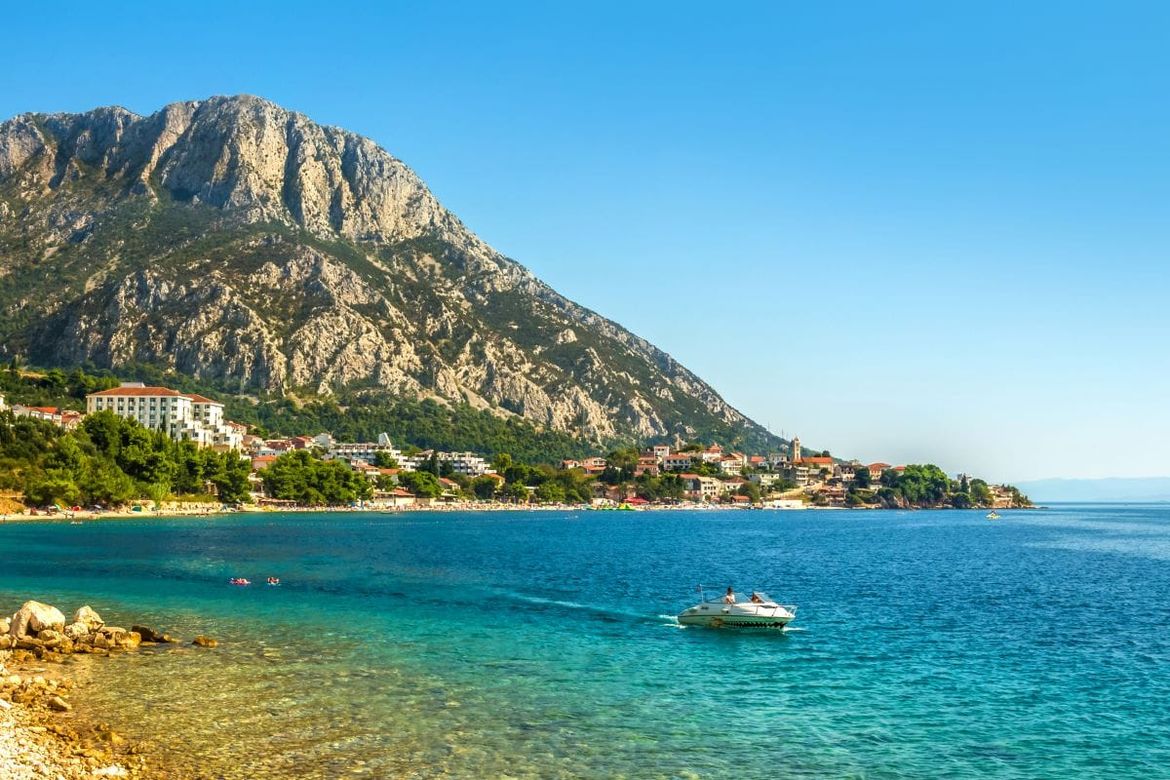 Sunčano i vruće, uz rijetke pljuskove
