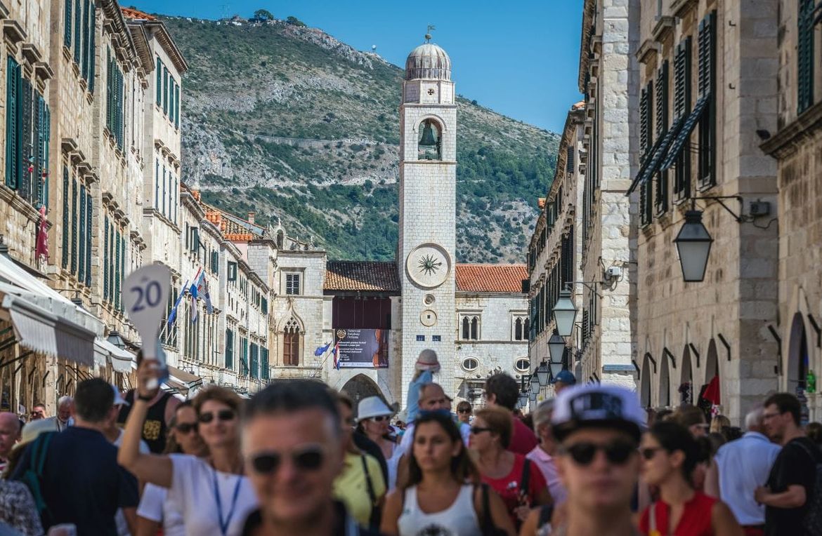 LAŽ O DOBROJ SEZONI POTVRDILE SLUŽBENE BROJKE Turista je u srpnju manje u svim županijama osim u jednoj!