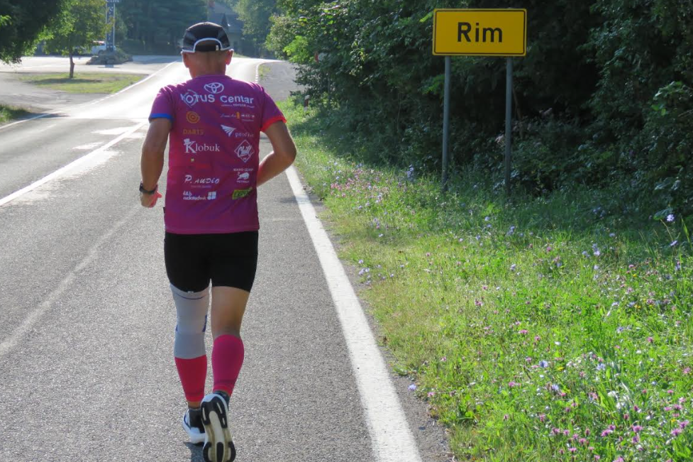 Zamislite da imate 62 godine, bolno koljeno i kroz najgore vrućine trčite ultramaraton - ovaj čovjek to može!