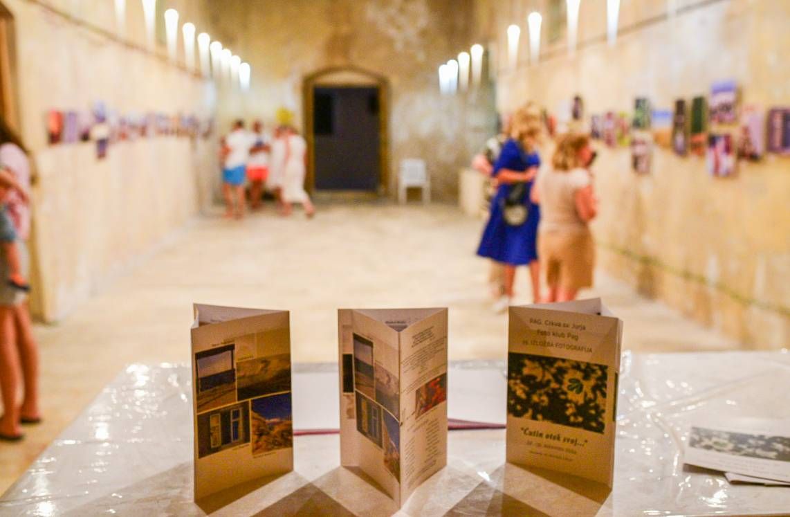 ĆUTIN OTOK SVOJ Otvorena 15. izložba Foto kluba Pag