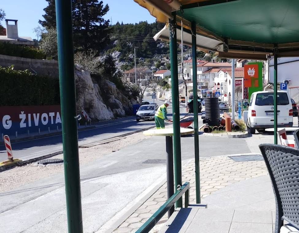 Sudar u Pločama - auto sletio s ruba kolnika, troje ozlijeđenih!