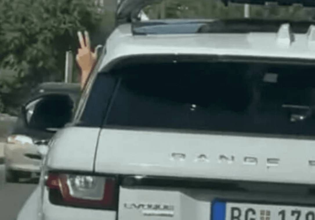 KAKVA BUDALETINA Vozio kroz Kaštela i pokazivao tri prsta u vozilu beogradskih tablica te zamalo izazvao sudar