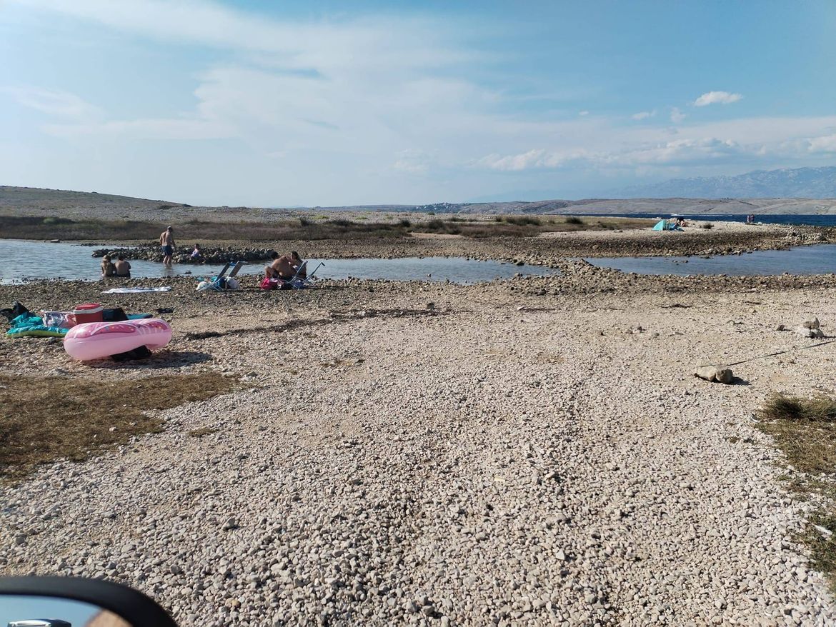 ZATRPAVANJE MORA ZBOG HODOČASNIKA? U Vrsima traje sustavna devastacija - otok Zečevo više nije otok nego poluotok!
