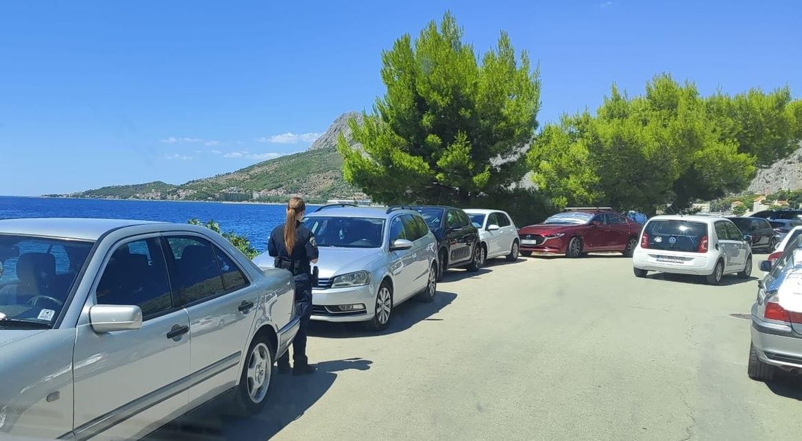 POHVALA OMIŠKOJ POLICIJI: "Pogledajte gdje se parkiraju, a samo 50 m dalje je besplatan i prazan parking"