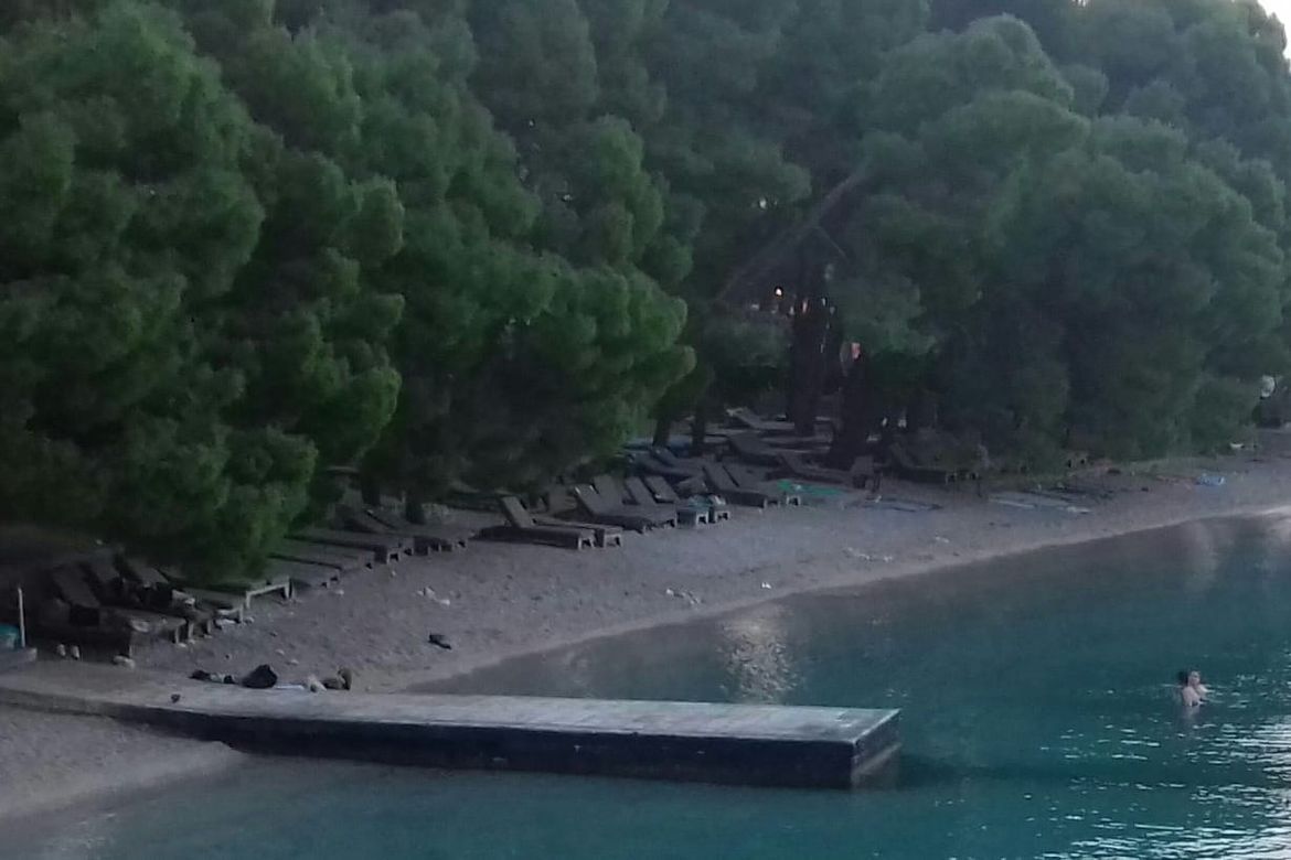 KATASTROFA U MAKARSKOJ Kršenje Zakona i besramno zauzimanje cijele plaže i okupacija ležaljkama se nastavljaju!