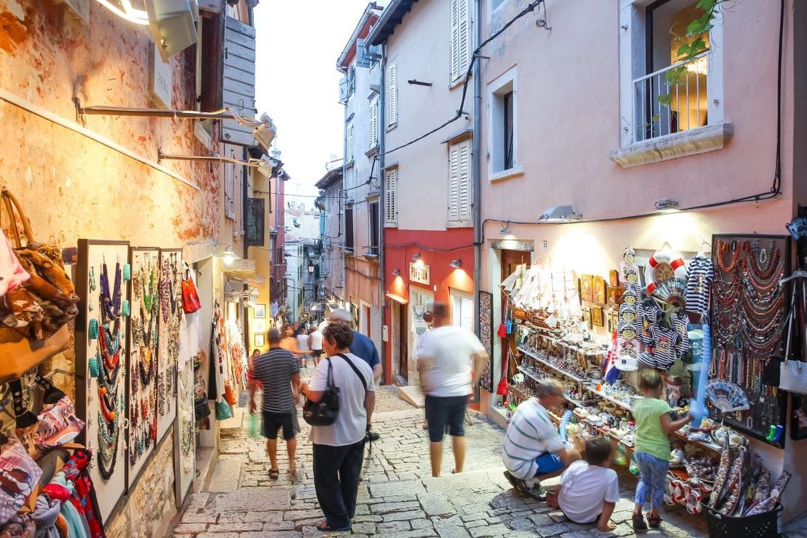 Šefica Porezne prijeti: "Ako vas uhvate bez računa, kazna je do 260 €" - Prošetali smo turističkim mjestima, krcato je prodavača i performera bez ikakve dozvole i računa!