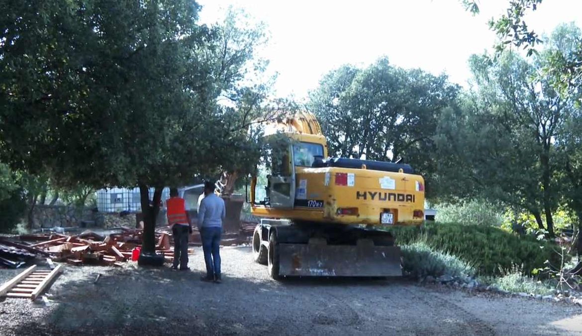 Započelo rušenje čitavog bespravno izgrađenog grada na Krku - Devastatori cmizdre da su "krvarili za ovu zemlju"