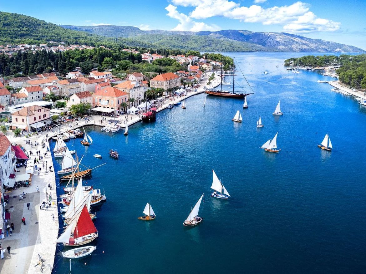 DANI U VALI Festival mora, mornara i brodova svečano otvoren u Starom Gradu  na otoku Hvaru