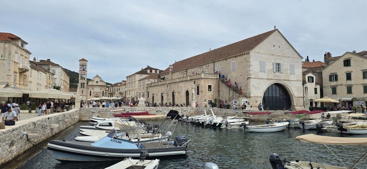 HVARU SE VRAĆAJU NORMALNI GOSTI Odlaze li decibeli pohlepnih ugostitelja u neugodnu povijest?