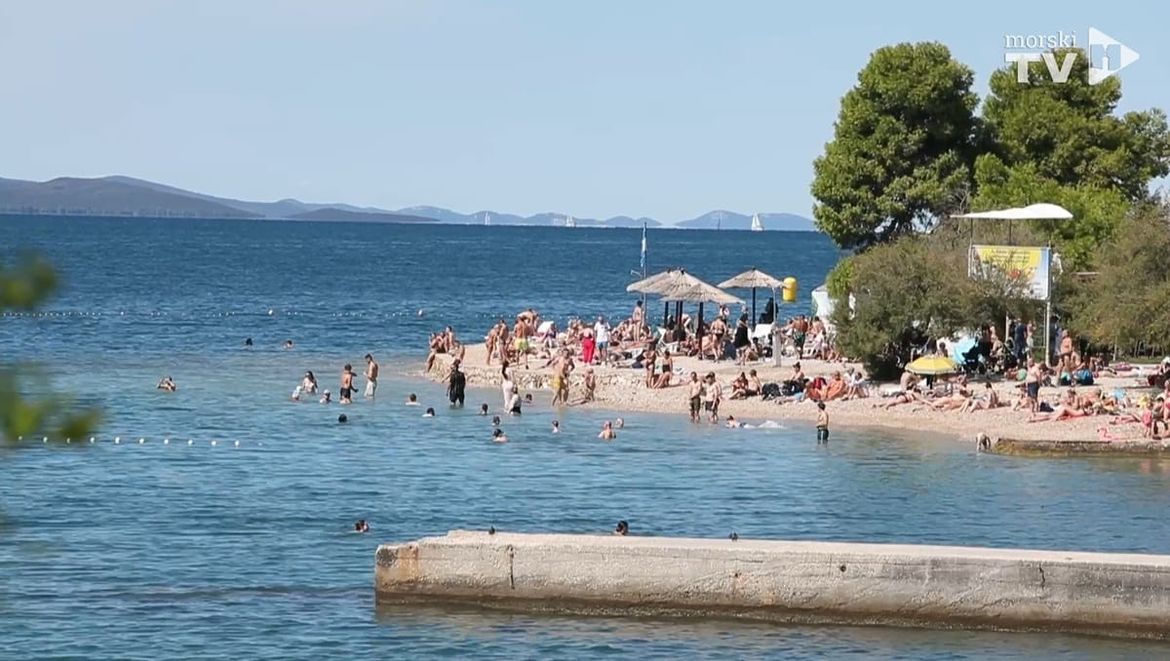 Unatoč hladnoći i izmjereno lošoj kvaliteti mora, lijepo vrijeme popunilo zadarsku plažu Kolovare
