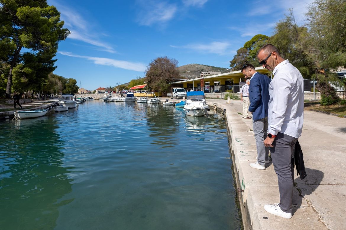 PRODUŽUJE SE TROGIRSKA RIVA Uređuje se pojas od Lokvica do starog kamenog mosta